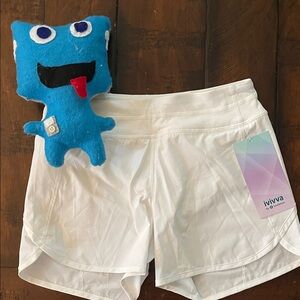 NWT 🤍 Ivviva by lululemon girls white relay racer short size 14